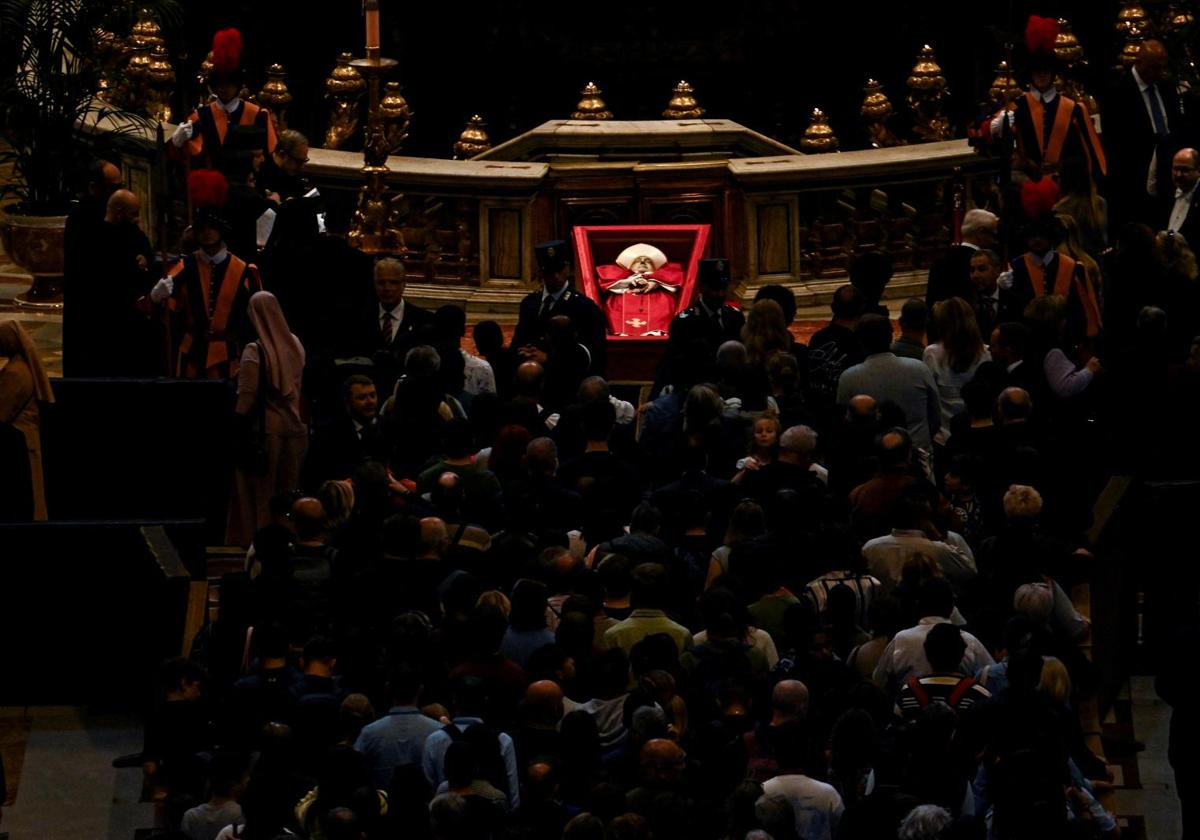 Los fieles se acercan al féretro del papa Francisco