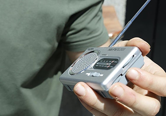 Un ciudadano sigue ayer la evolución del apagón gracias a una radio a pilas.