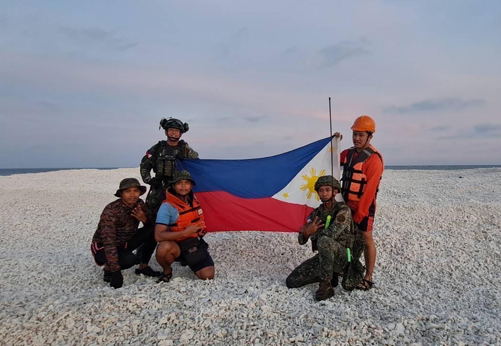 Varios ciudadanos filipinos también 'tomaron' el islote.