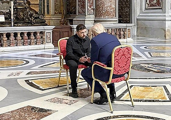Trump y Zelenski charlaron en el Vaticano.