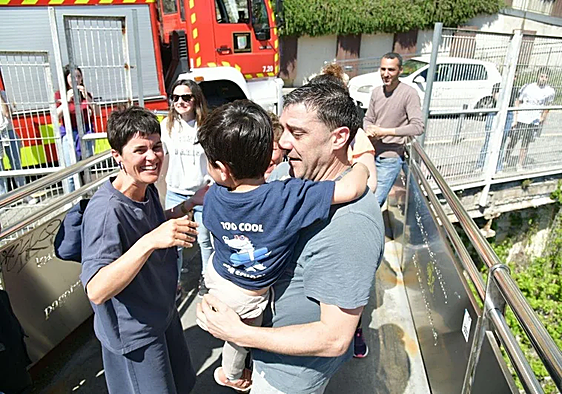 Rescatan a seis niños, una embarazada y cuatro adultos tras más de tres horas atrapados en un ascensor
