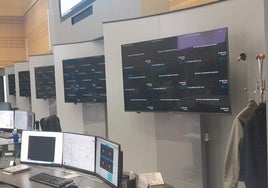Paneles en negro en la sala de control de tráfico de la DGT.