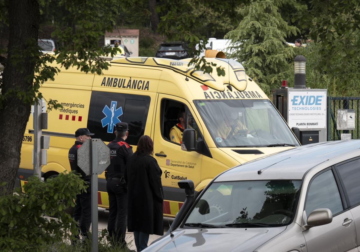 Policías y sanitarios realizan su labor en el lugar de los hechos.