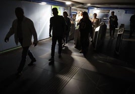 Viajeros a oscuras en el metro de Madrid, en una de las estampas de una jornada en el infierno por la falta de luz.