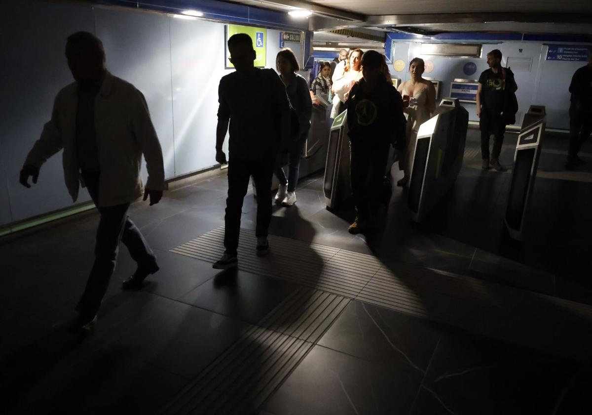 Viajeros a oscuras en el metro de Madrid, en una de las estampas de una jornada en el infierno por la falta de luz.
