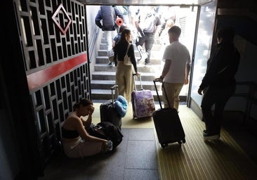 Trenes paralizados, caos en las carreteras, cancelaciones de vuelos y desalojos en el metro por el apagón