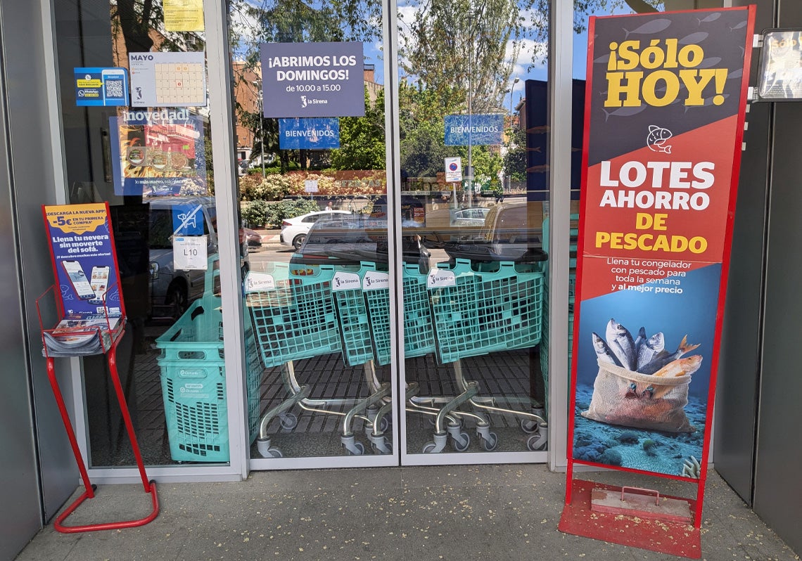 Los carros de un supermercado bloquean la puerta de entrada.
