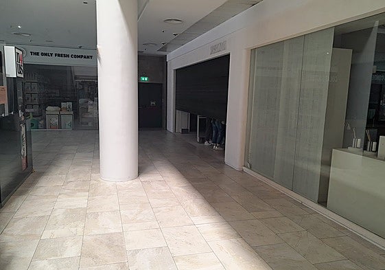Tiendas cerradas en el centro comercial Arturo Soria Plaza de Madrid por el apagón.