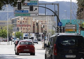 Semáforos apagados en toda la ciudad en la Avenida Primero de Mayo de Murcia, este lunes, durante un apagón