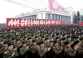 Desfile de soldados norcoreanos en Pyongyang.