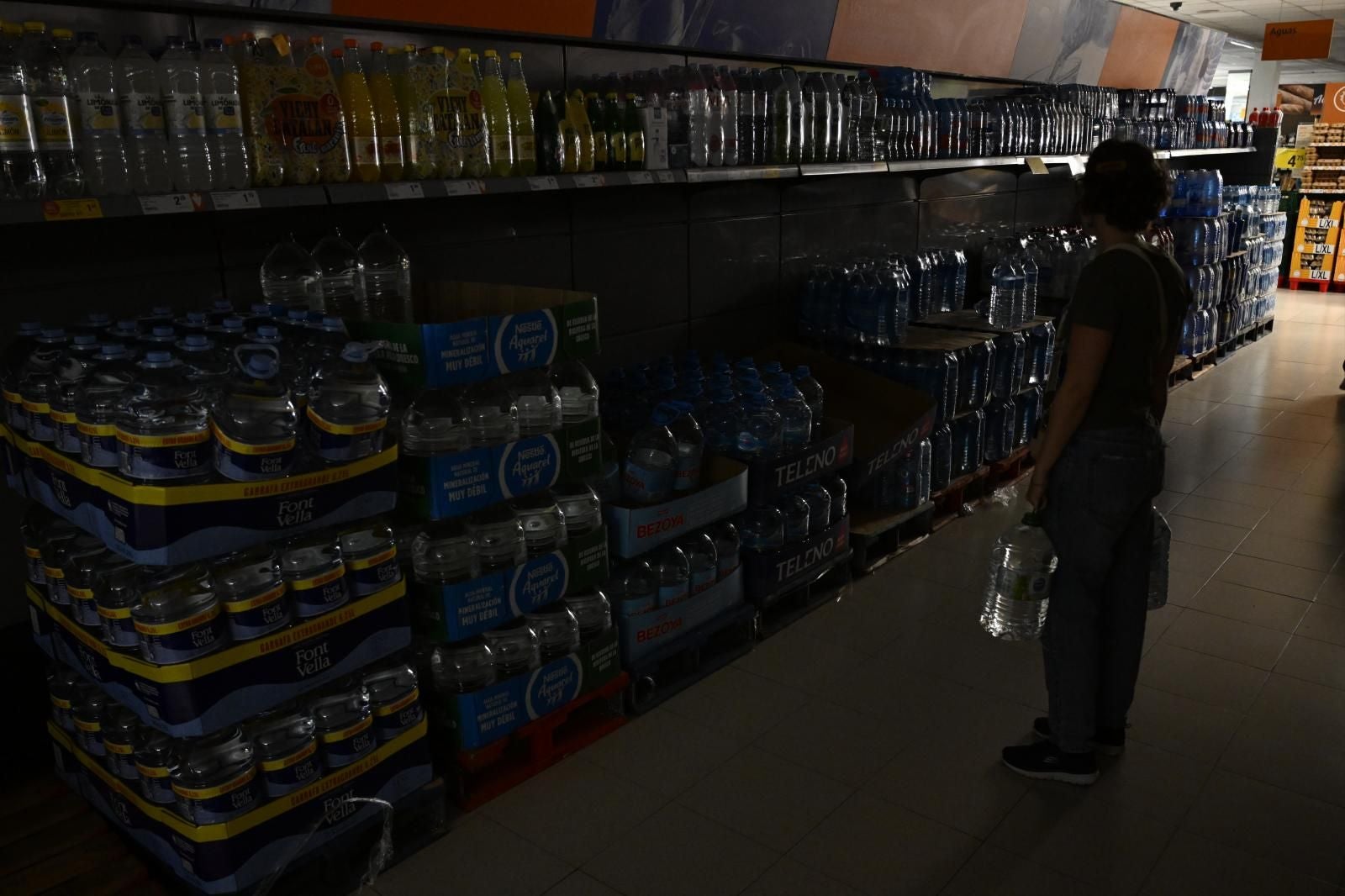 El pasillo de un supermercado en Castellón donde no hay luz