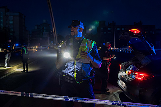 Miembros de la Policía Municipal de Madrid durante el apagón masivo del sistema eléctrico