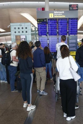 Viajeros en el aeropuerto de El Prat durante el apagón de suministros eléctricos