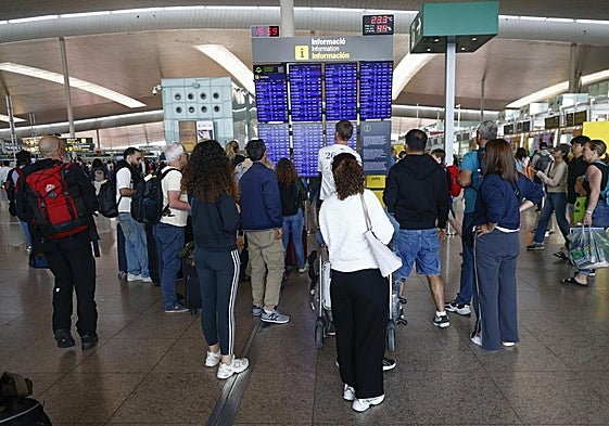 Viajeros en el aeropuerto de El Prat durante el apagón de suministros eléctricos