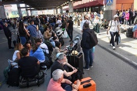 Gente espera en la calle.