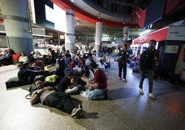 Varios pasajeros permanecieron en el suelo de la estación de Atocha durante horas.