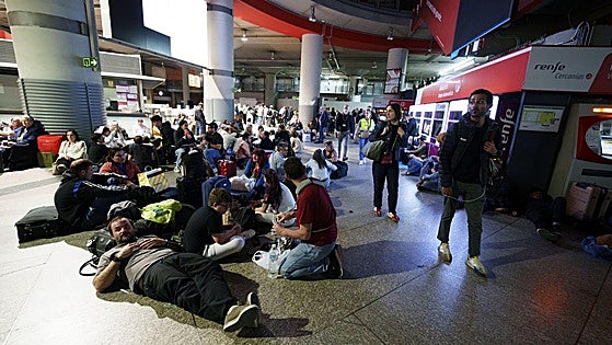El caos y la desesperación se apoderan de Atocha: «Esto es inhumano»