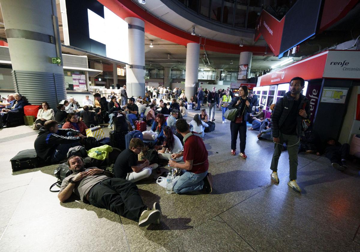 Varios pasajeros permanecieron en el suelo de la estación de Atocha durante horas.