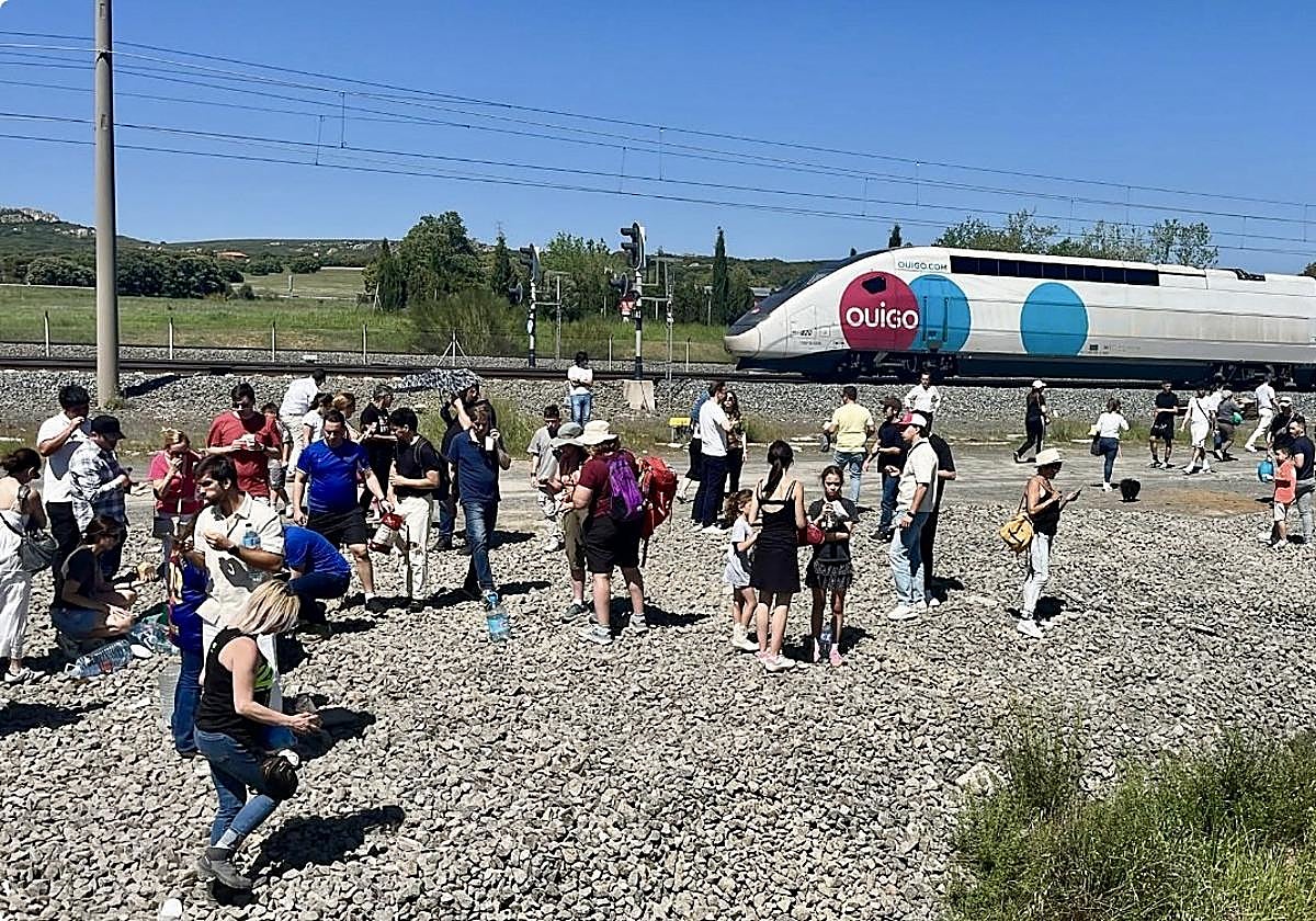 Pasajeros siendo atendidos por los vecinos