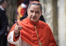 El cardenal Becciu desactiva la polémica en la elección del próximo Papa al renunciar a participar en el cónclave