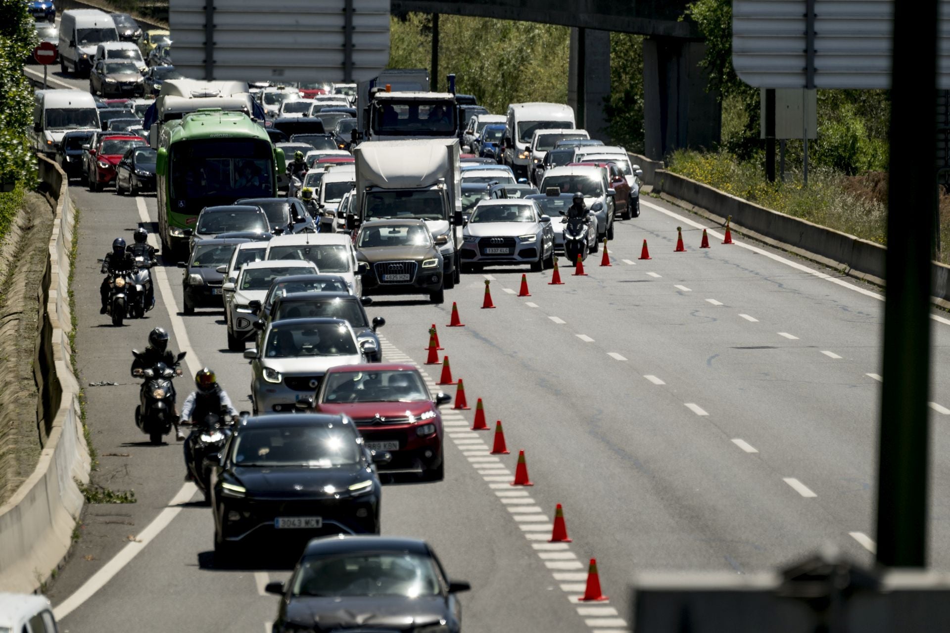 Los coches fueron desviados en muchas carreteras para evitar el colapso de tráfico.