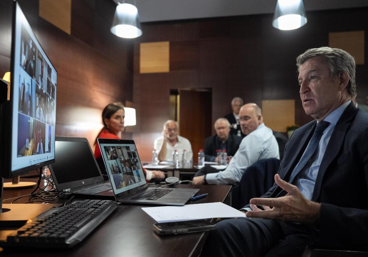 Feijóo eleva la exigencia a Sánchez por la falta de transparencia pero mantiene el diálogo