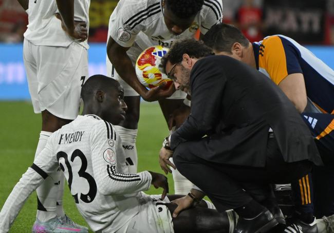 Ferland Mendy, tras caer lesionado en la final de la Copa del Rey.