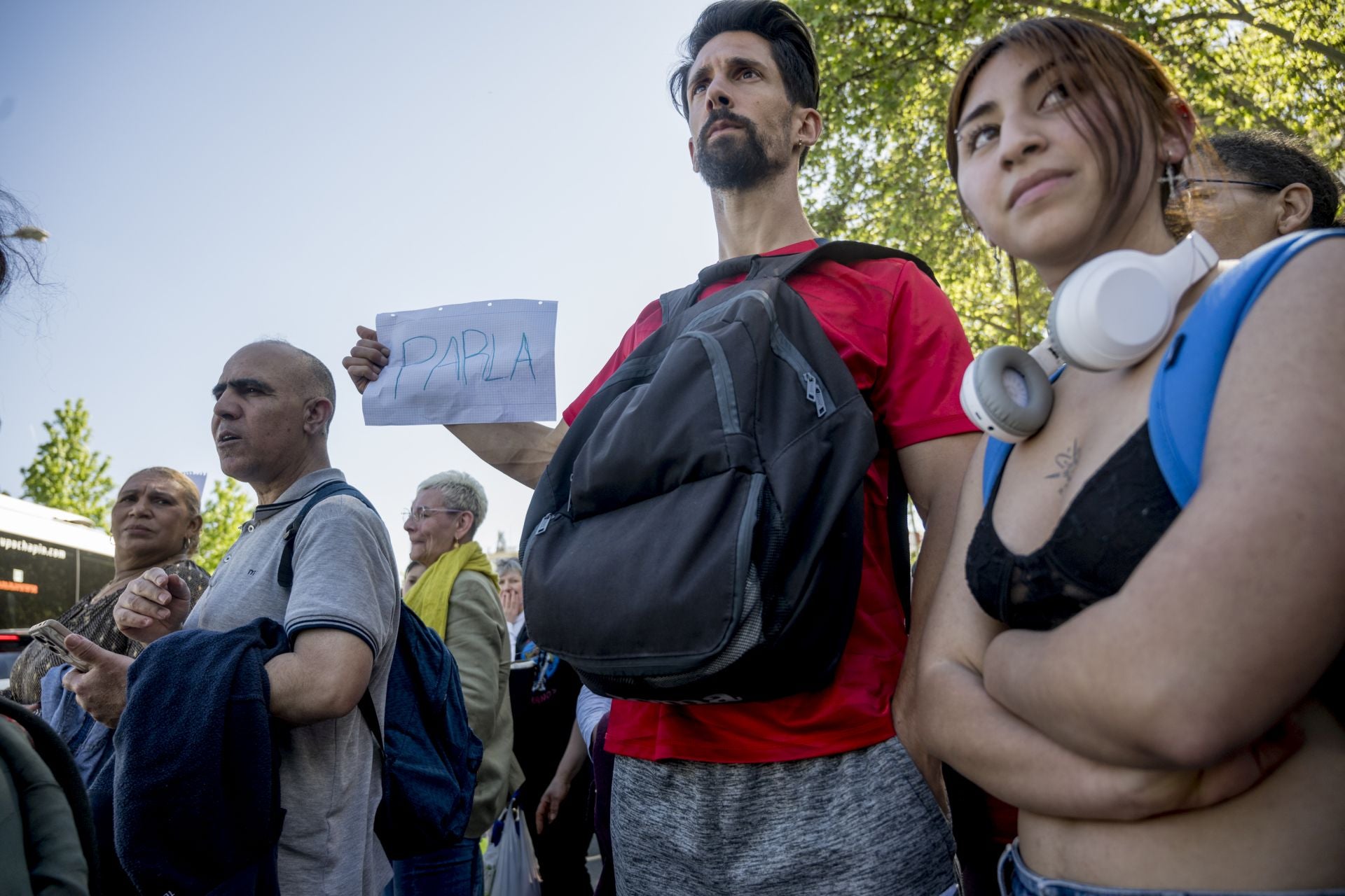 Varias personas con cartles buscan a conductores que les acerquen a sus zonas de residencia. 