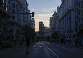 La Gran Vía de Madrid a oscuras este lunes por la tarde tras el apagón.