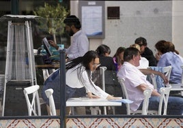 Una terraza llena de gente en el centro de Madrid.
