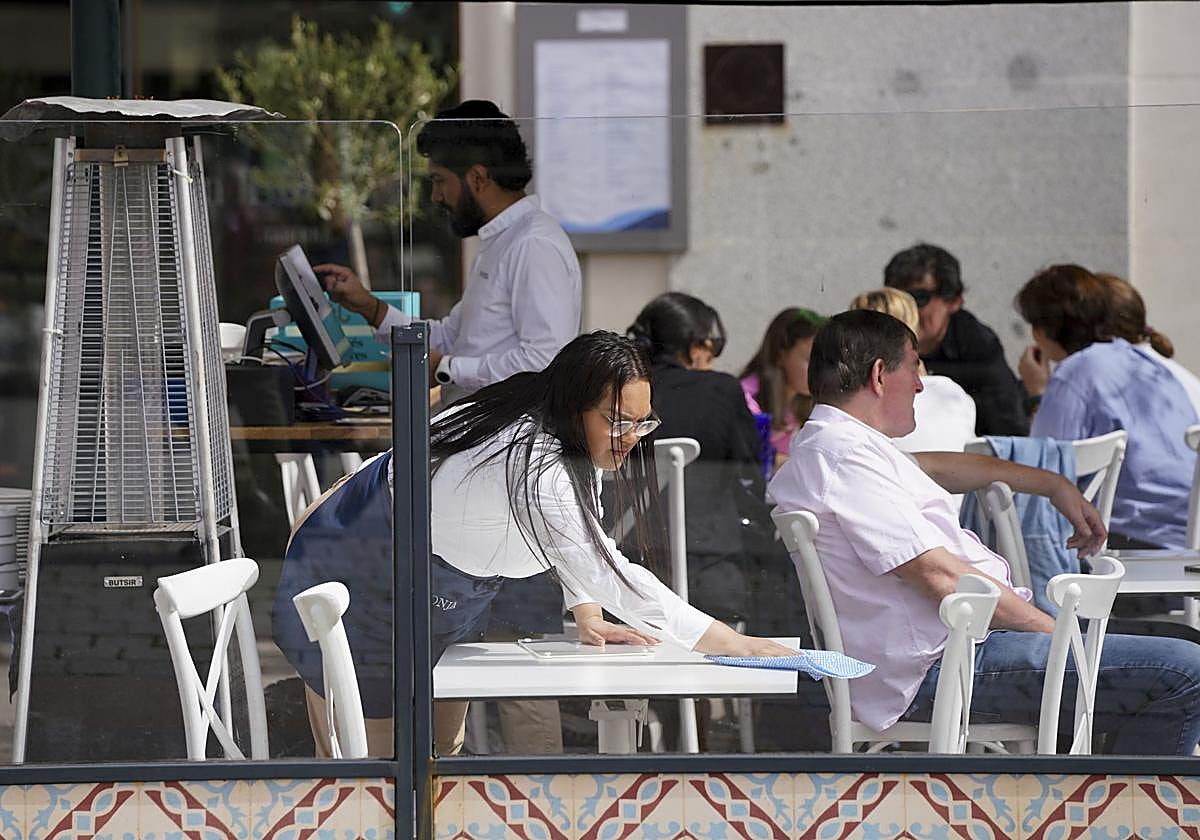 Una terraza llena de gente en el centro de Madrid.