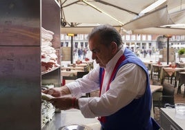 Un camarero prepara la terraza de un restaurante.
