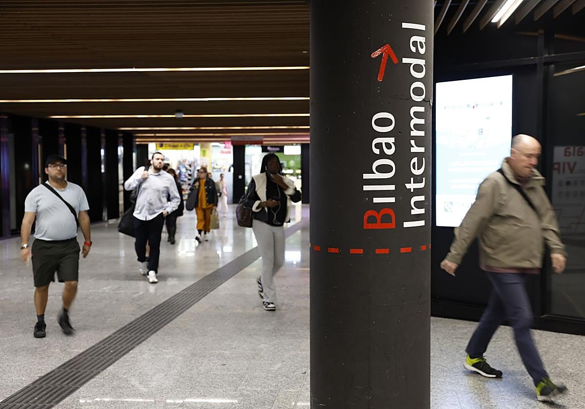 Pasajeros en una estación intermodal de Bilbao.