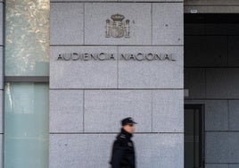 Un policía nacional a la puerta de la Audiencia Nacional.