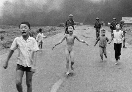 Célebre imagen de la niña Kim Phuc, abrasada por las llamas del napalm, en una foto de Nick Ut.