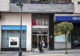 Sendas oficinas de Banco Sabadell y BBVA, los protagonistas de esta opa.