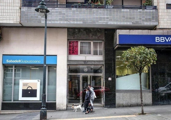 Sendas oficinas de Banco Sabadell y BBVA, los protagonistas de esta opa.