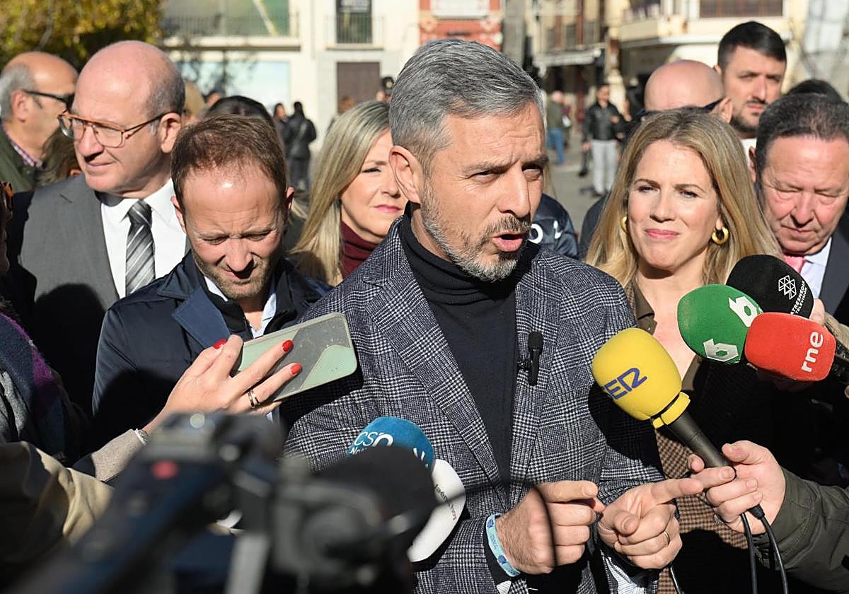 Juan Bravo, vicesecretario de Economía del PP, atendiendo a los medios