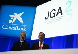 Gonzalo Gortázar, consejero delegado de CaixaBank junto a el presidente, Tomás Muniesa, durante la Junta General Ordinaria de Accionistas de Caixabank 2025.