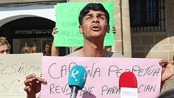 El juez deja en libertad al padre de la niña tiroteada en Plasencia y rebaja su acusación