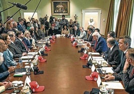 Donald Trump, durante una reunión con su gabinete y colaboradores en Washington.