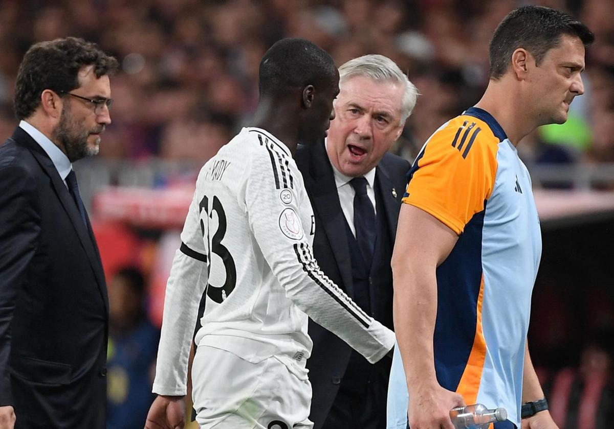 Carlo Ancelotti habla con Ferland Mendy después de que el francés cayese lesionado en la final de Copa.