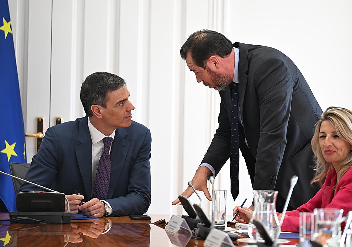 Sánchez conversa con Puente en el Consejo de Ministros de este martes.