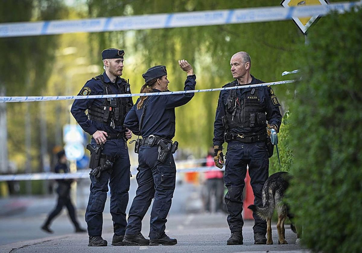 La Policía sueca ha puesto en marcha un amplio dispositivo policial y ha acordonado la zona.