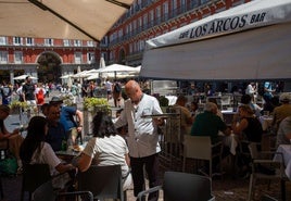 Un camarero trabajando en la Plaza Mayor de Madrid.