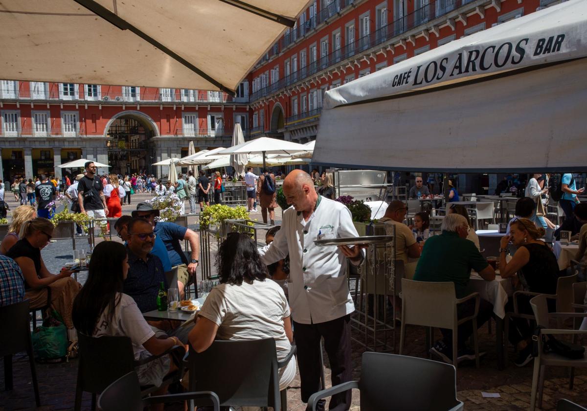 Un camarero trabajando en la Plaza Mayor de Madrid.