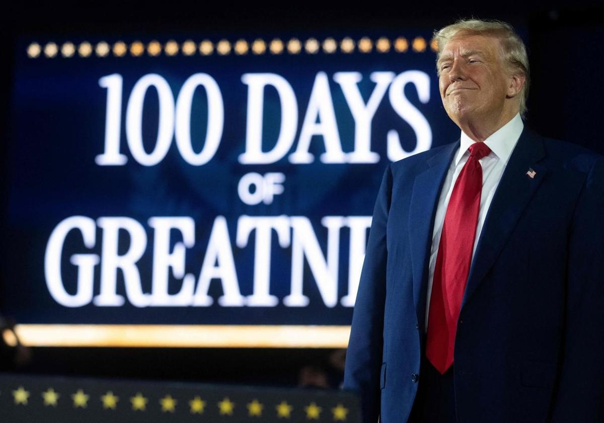 Trump celebra sus cien días de 'reinado' presumiendo y mofándose de sus rivales