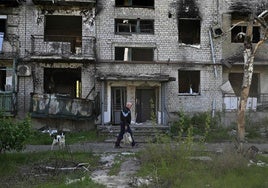 Un hombre camina frente a un edificio destruido por los ataques de las tropas rusas en la región ucraniana de Donetsk.