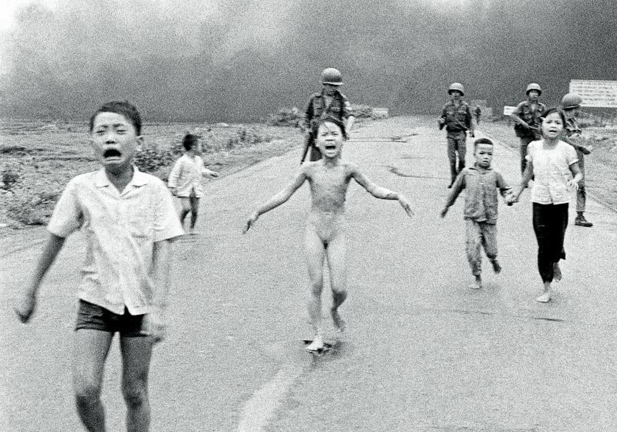 En esta imagen de archivo del 8 de junio de 1972, Kim Phuc, de 9 años, en el centro, corre tras un ataque aéreo con napalm.