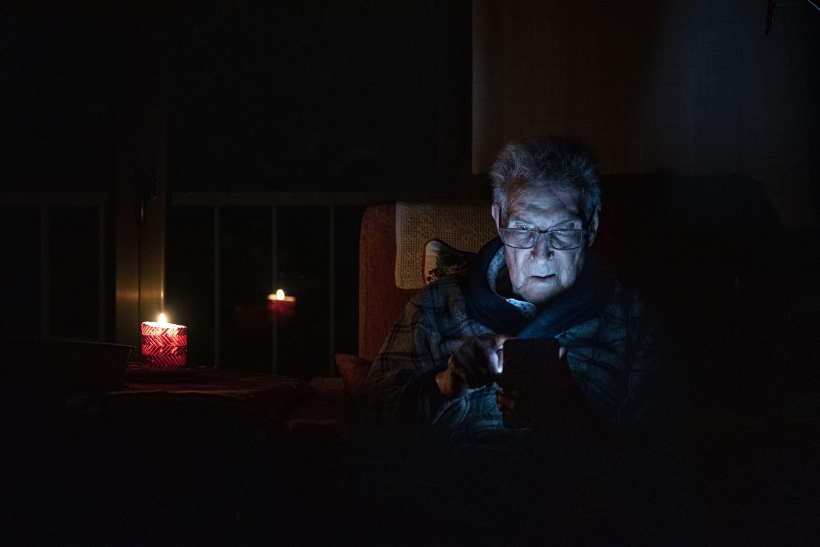 Un hombre con velas durante el apagón, a 28 de abril de 2025, en Barcelona, Catalunya (España).